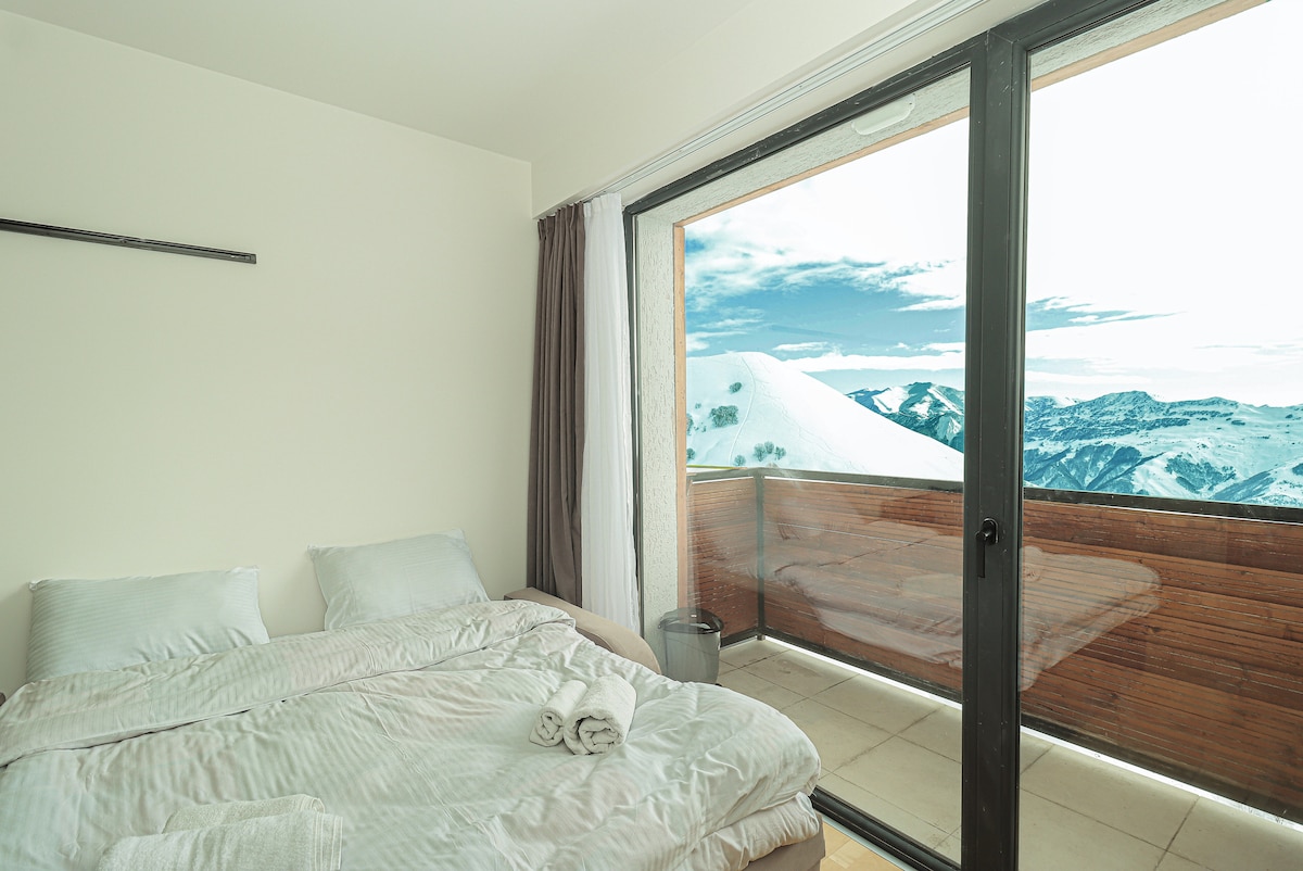 Shijo një natë të qetë në divanin me hapësirë të bollshme, të zbukuruar me shtroja të freskëta me cilësi hoteli që sigurojnë rehati maksimale dhe një ndjesi luksoze gjatë qëndrimit tënd.