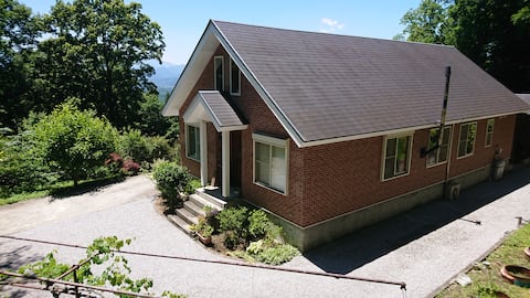 American hideaway-style house with a terrace and loft, and a good view from the top of the mountain