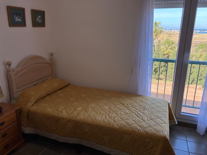 Krevat 105 cm , gardërobë e integruar.