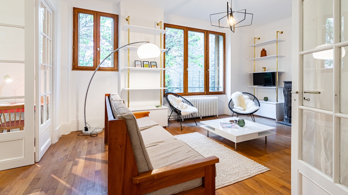 Airbnb performant: Rare Hyper center house 300 m2 patio & terrace & park à Dijon