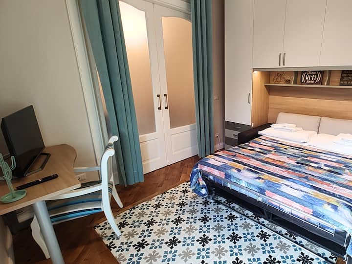 寝室、スマートテレビ