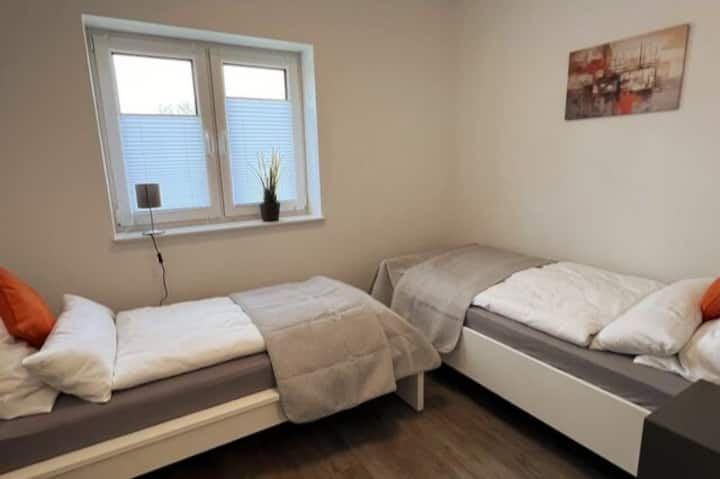 Chumba kidogo cha kulala chenye vitanda 2 vya mtu mmoja