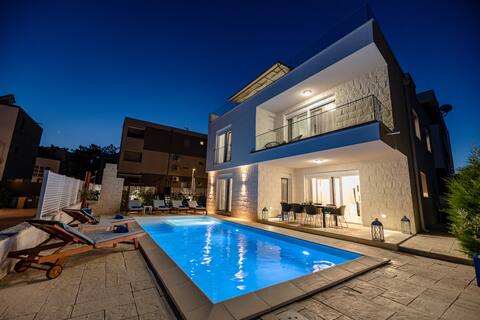Villa on the sea with Jacuzzi & heated pool