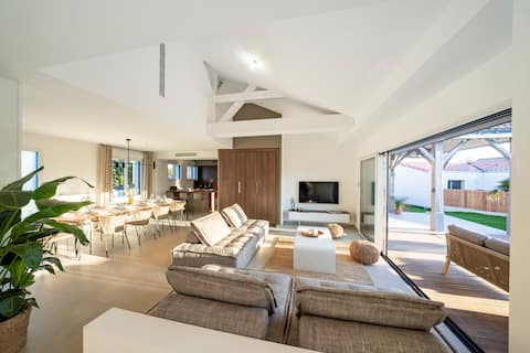 Airbnb performant: Beachfront villa with pool à Jard Sur Mer