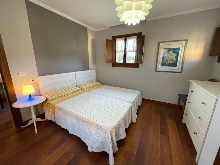 Ქვედა დონის ოთახი ორი საწოლით, კომფორტული და ჩაშენებული კარადით