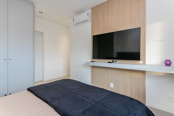 Chumba Kikuu (master) kilicho na televisheni