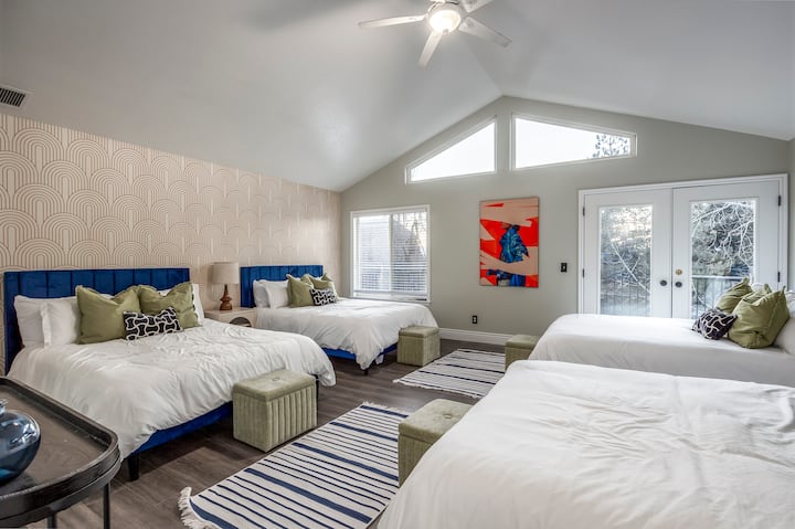 Ჩვენი თანამედროვე რეტრო ატმოსფერო შესანიშნავი ადგილია ოჯახთან ან მეგობრებთან ერთად ძილისთვის ჩვენს ოთხ საწოლში. (საძინებელი №1- 4-ადგილიანი საწოლი. Მდებარეობს ზედა სართულზე)