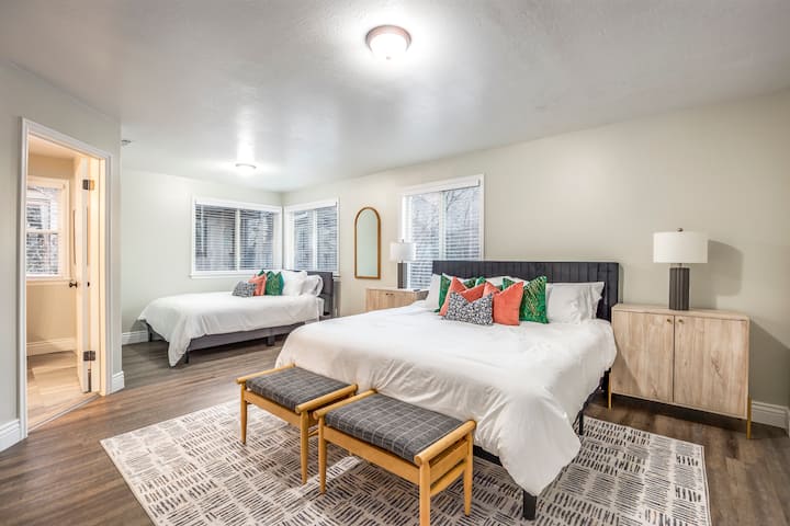 Ჩვენი მთავარი ფლიგელი შესანიშნავი სივრცეა იმ სტუმრებისთვის, რომლებსაც, შესაძლოა, დასჭირდეთ დამატებითი საწოლი ან ცალკე სააბაზანო. (#2 ‑ 1 მეფე და 1 დედოფალი. Მდებარეობს მთავარ სართულზე)