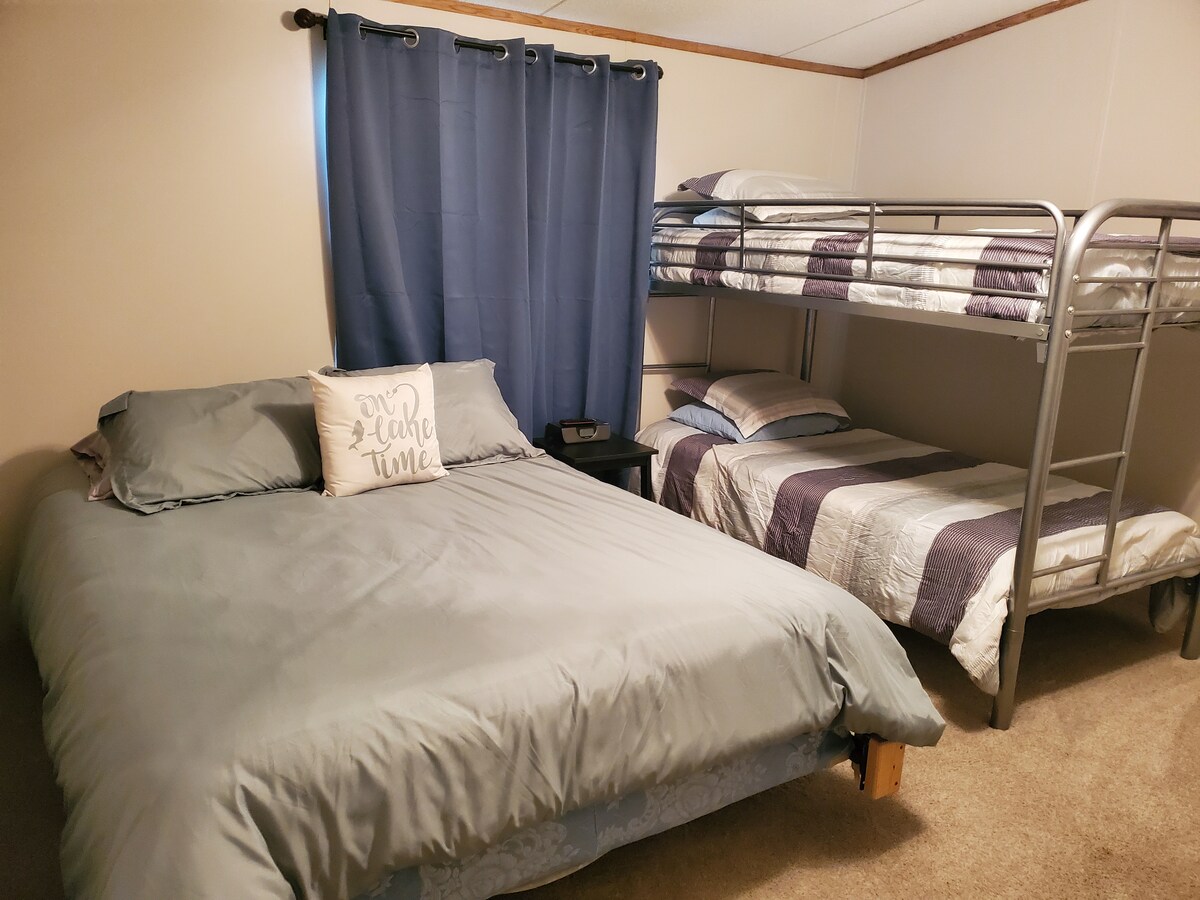 спална соба бр. 1 со брачен кревет (широк 150-179 см) и двокреветни кревети