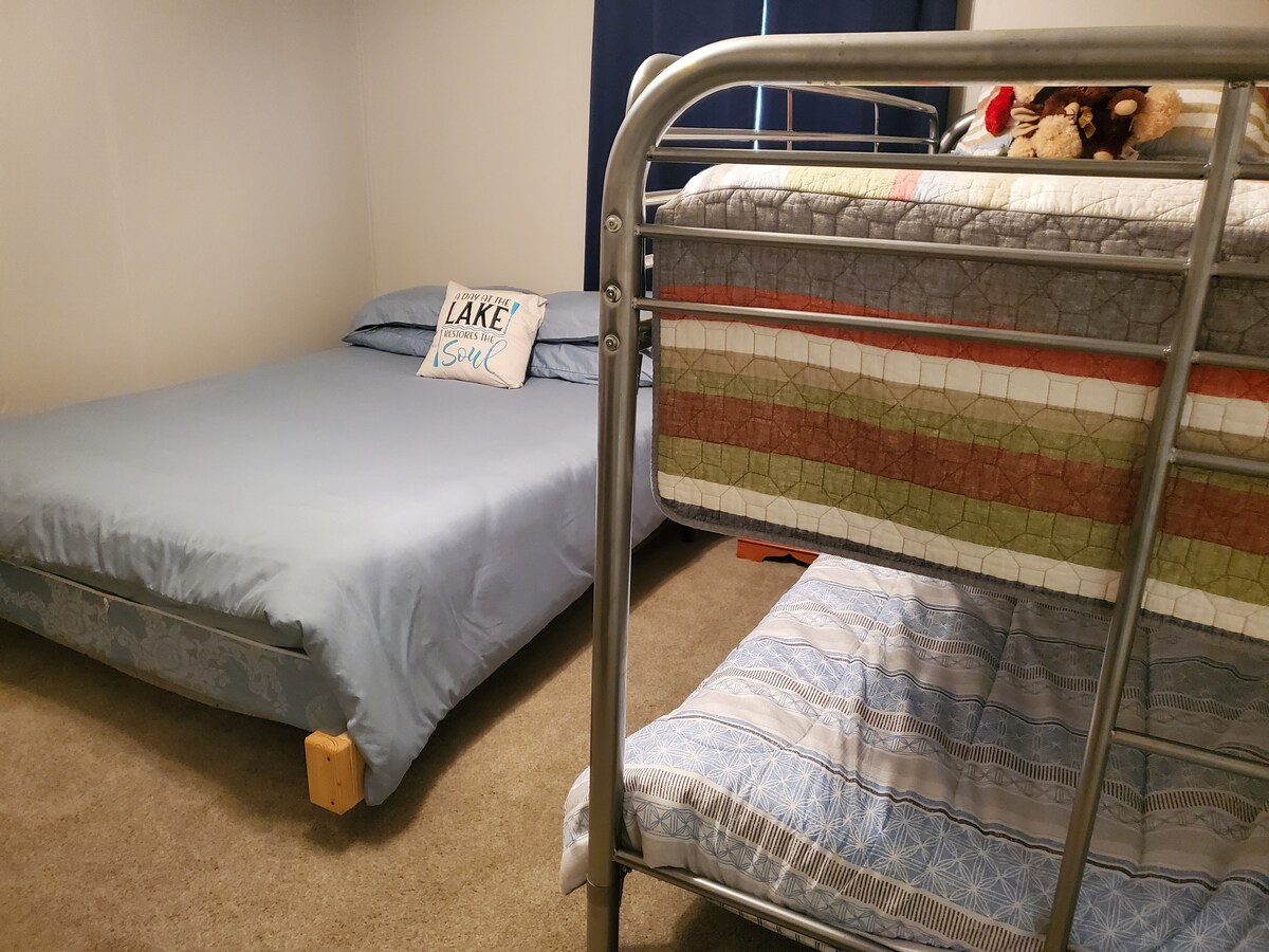 спална соба бр. 2 со брачен кревет (широк 150-179 см) и двокреветни кревети