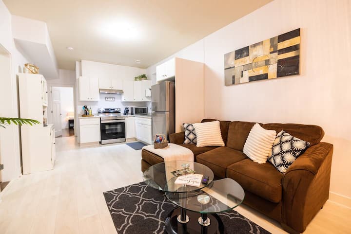 Modern & Classy In Surrey Central - Surrey, BC