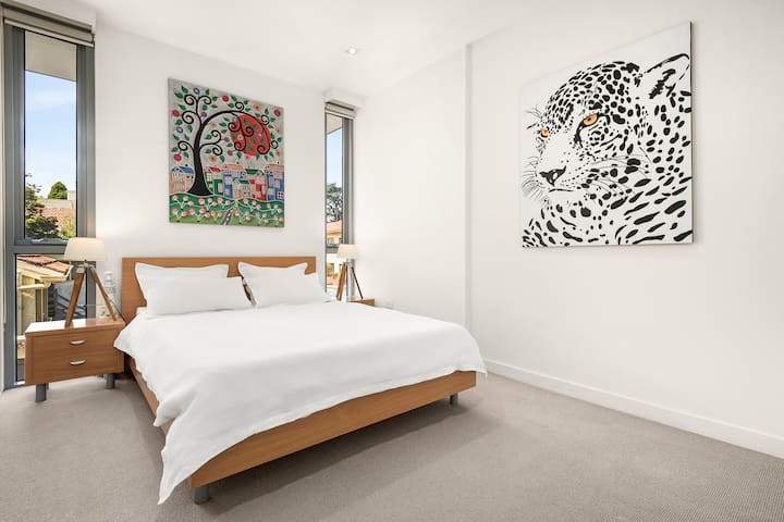 Stylish penthouse apartment in premier location. gallery image 4