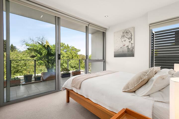 Stylish penthouse apartment in premier location. gallery image 5