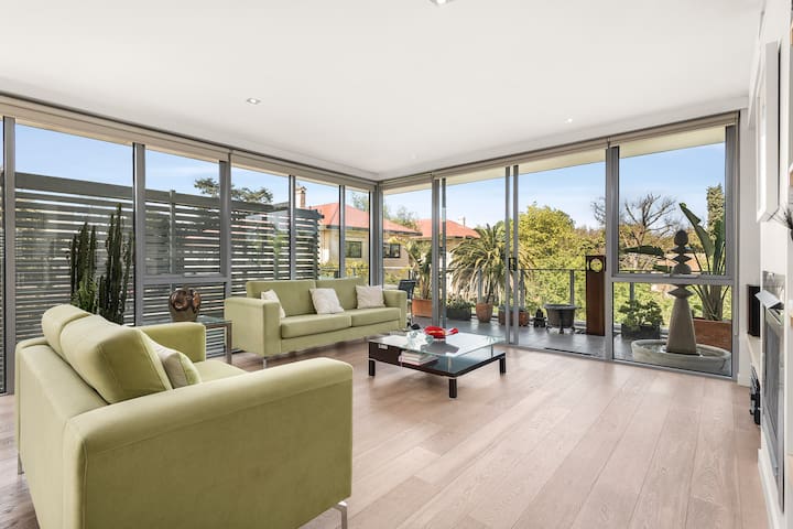 Stylish penthouse apartment in premier location.