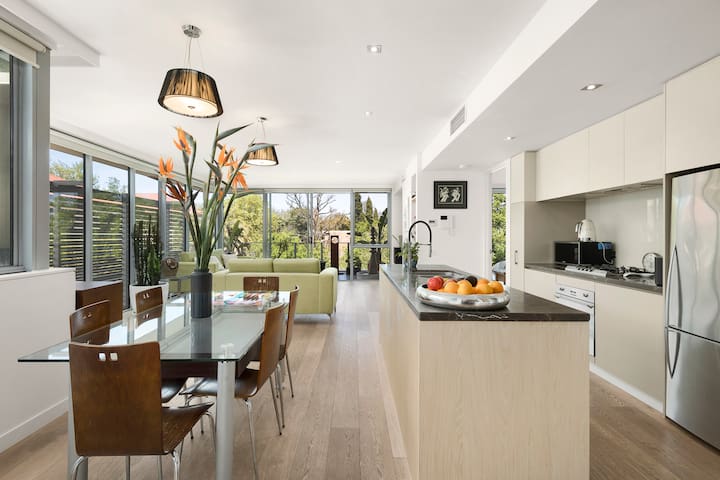 Stylish penthouse apartment in premier location. gallery image 2