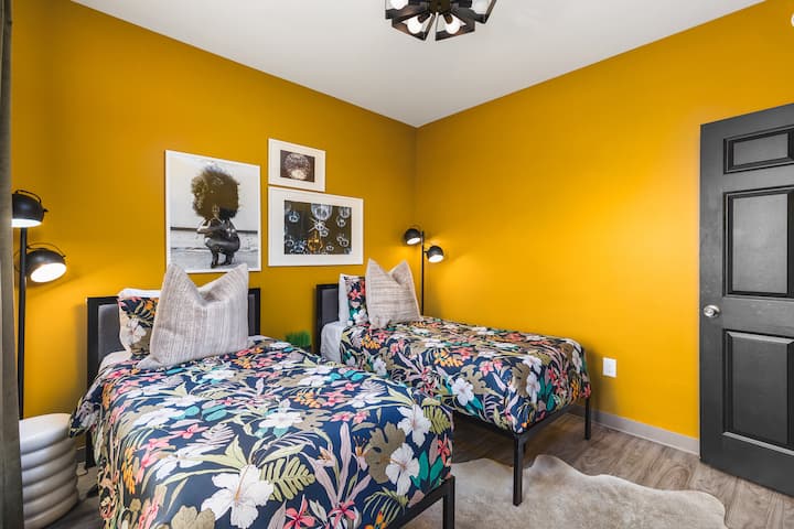 色彩缤纷的3号卧室，配有两张单人床、一台智能电视和遮光窗帘，是您休息和放松的完美空间。