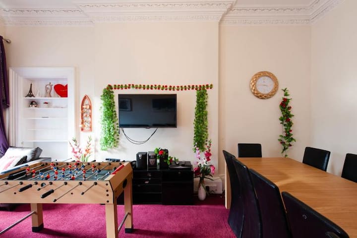 Very Large 5-Bed Central Flat