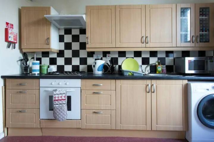 Very Large 5-Bed Central Flat gallery image 3