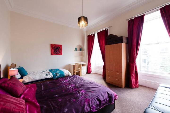Very Large 5-Bed Central Flat gallery image 2