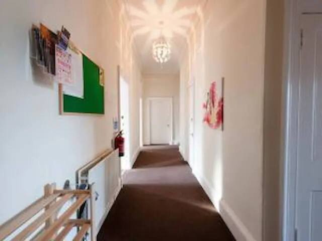 Very Large 5-Bed Central Flat gallery image 4
