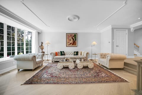 Luxury & spacious house in Upscale district.