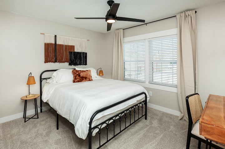 ห้องนอนที่ 2 มีเตียงขนาดควีนไซส์พร้อมท็อปเปอร์เมมโมรี่โฟมผ้าปูที่นอนสีขาวผ้านวมและหมอนหลายใบ พัดลมเพดานมู่ลี่และม่านทึบแสงเพื่อช่วยให้มั่นใจว่าจะได้พักผ่อนอย่างเต็มที่ ห้องนี้มีตู้เสื้อผ้าและโต๊ะทำงาน