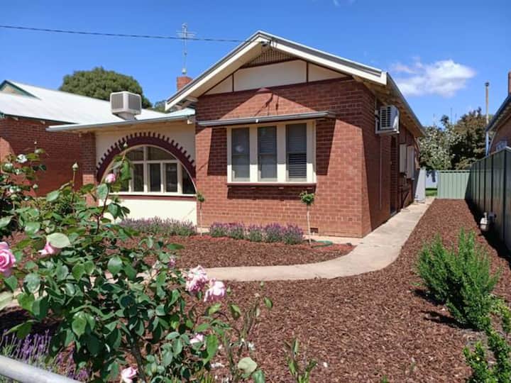 "Darlow Cottage" with free WiFi Houses for Rent in Wagga Wagga, New