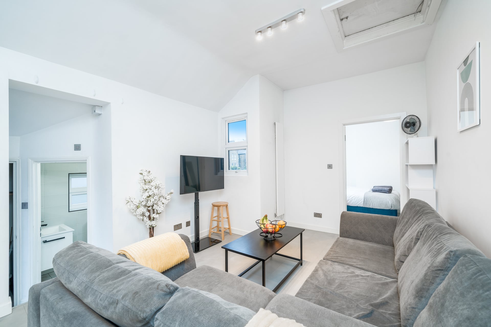 New 3BED Stylish Apartment with Amazing Transport