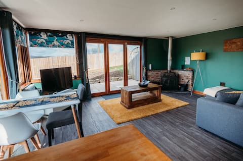 Woodpecker Lodge: A Pet Friendly Rural Retreat