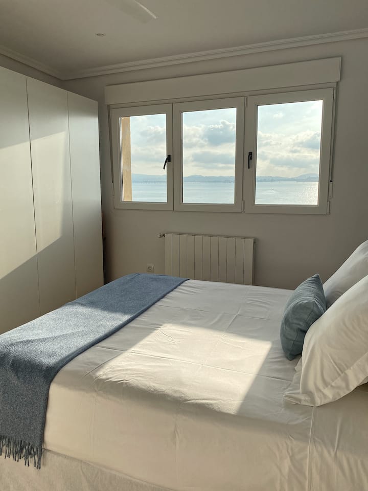 Chambre des maîtres. 
Lit 1,50 avec matelas haut de gamme. 
Depuis le lit, vous pouvez admirer la vue spectaculaire. 
Garde-robe complète (avec de l'espace pour des vêtements longs et courts, des tiroirs, des étagères, des pantalons et un porte-chaussures)