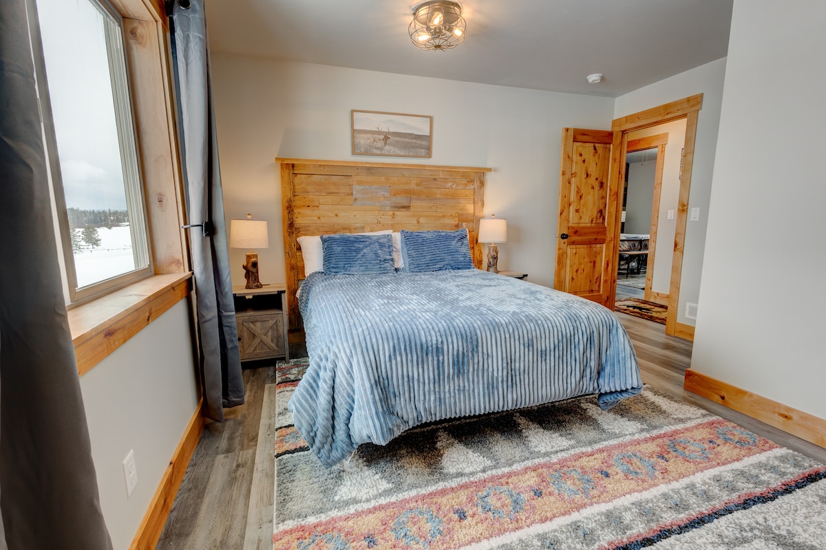 მარტივი საძინებელი ფანჯრით, რომლიდანაც ბუნებრივი სინათლე შემოდის, და დიდი ორადგილიანი საწოლით. 