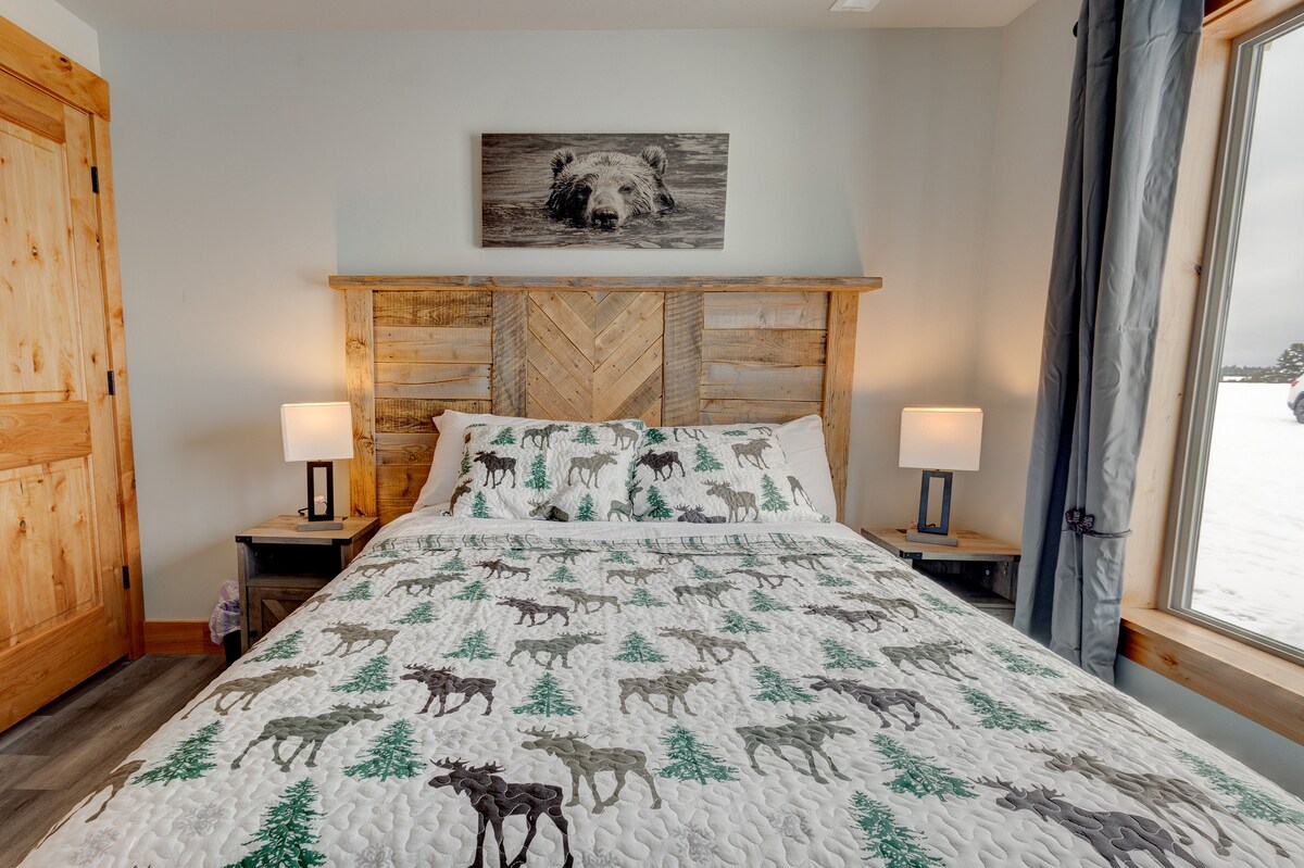 მოდესტური საძინებელი, რომელშიც დგას საწოლი 152×203 სმ ზომის ლეიბით, ორი ტუმბო ლამპებითა და დიდი ფანჯარა, რომლიდანაც ბუნებრივი სინათლე შემოდის. ოთახი მარტივად არის მოწყობილი და აქვს მშვიდი, მოწესრიგებული გეგმარება. 