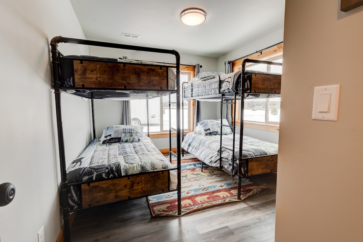 სტანდარტული ოთხადგილიანი ოთახი ორი ორსართულიანი საწოლით, რომელთა თითოეულიც ორი ერთადგილიანი საწოლითაა. 