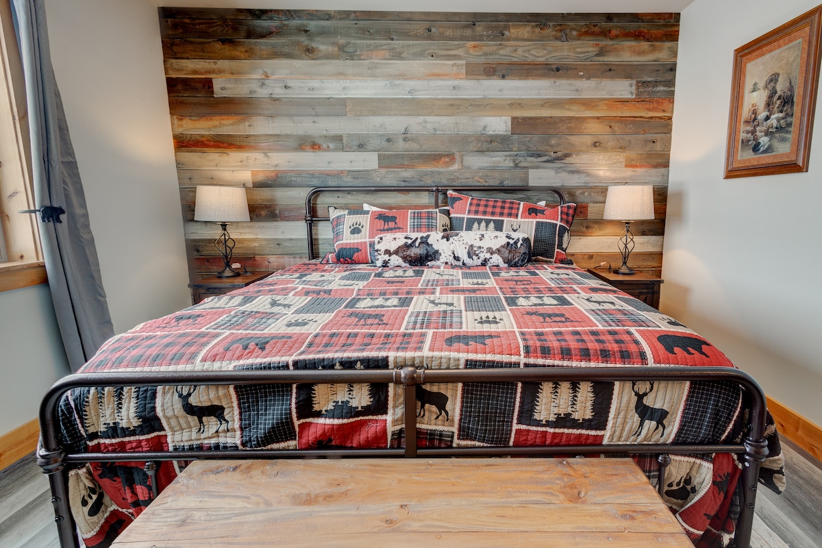 საძინებელი, რომელშიც დგას საწოლი 152×203 სმ ზომის მატრასით, მარტივი გეგმარებითაა და ფანჯრიდან ბუნებრივი სინათლე შემოდის. 