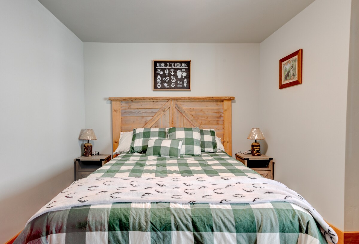 მყუდრო საძინებელი 150‑179 სმ ზომის საწოლით, თბილი, სოფლური დეკორითა და მშვიდი გარემოთი, რომელიც განმსვენებელ ძილს უზრუნველყოფს.