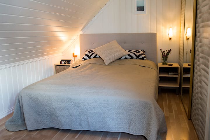 Camera da letto matrimoniale con letto largo 160 cm.