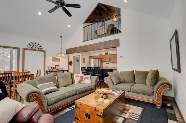 Base Camp Cabin+ac+hottub+4bdrm+wifi+20milestoynp - Island Park, ID
