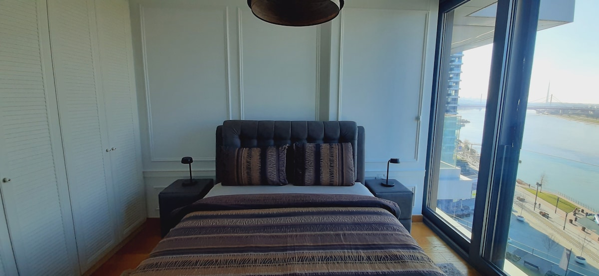 Amplio dormitorio 2 con cama tamaño queen y cómodo colchón de 160x200 cm