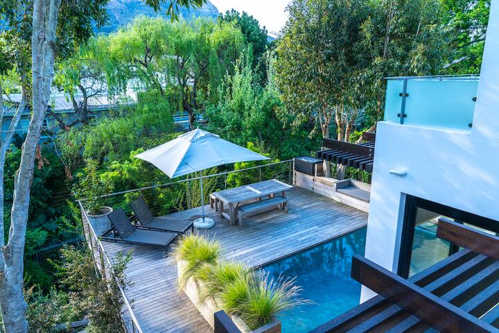 The Lush & Luxurious Vineyard Retreat Villa gallery image 2