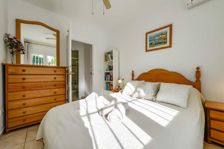 Dormitorio en la planta baja con armarios