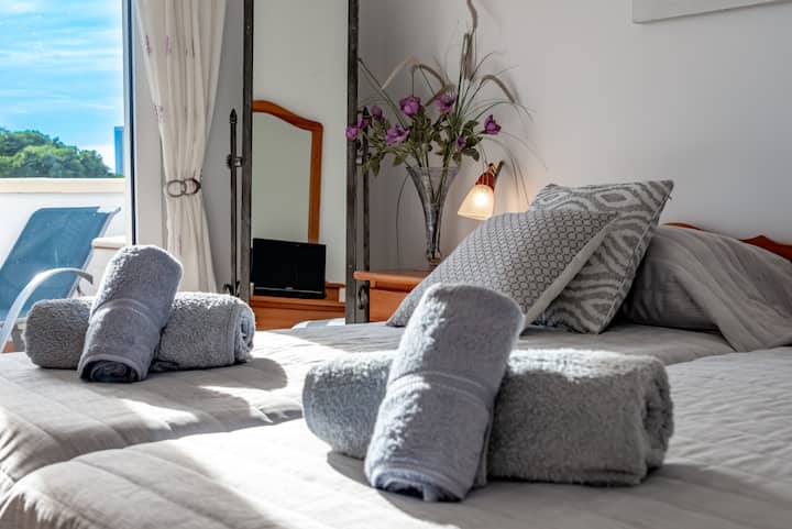 Recámara en el piso de arriba con armarios y puertas que dan al balcón