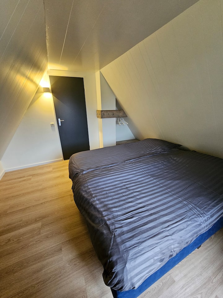 Dormitorio 2 con amplio espacio de almacenamiento.