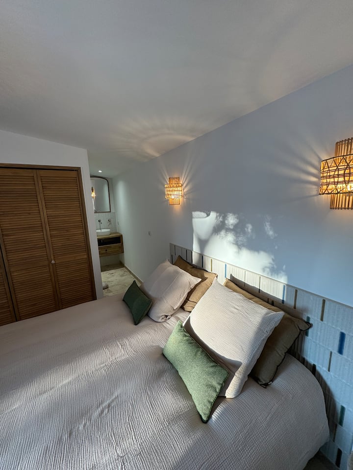 Dhoma kryesore me banjën e saj dhe pamjen e pishinës!