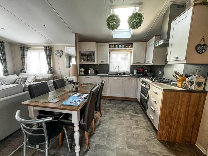 Caravan with decking at Azure Seas ref 32060AZ