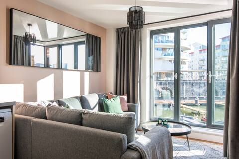 Top performing Airbnb: Luxe Apt with River View - Next to Harbour & Cafes in Hotwells And Harbourside