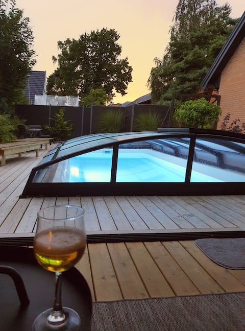 Cozy house with pool and garden - close to everything