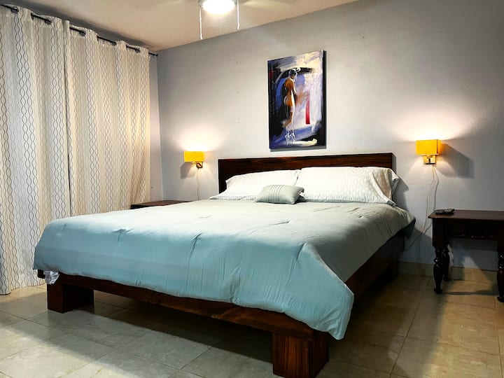 Დიდი ზომის საწოლი ცალკე მე-3 აპარტამენტში.