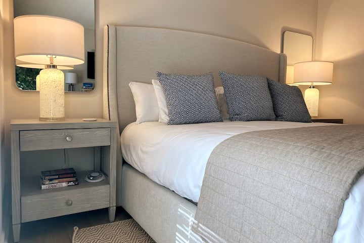 Звучна машина, разновидни книги, паметен телевизор на ѕид и прилагодливо осветлување прават главниот апартман да се чувствува како дома