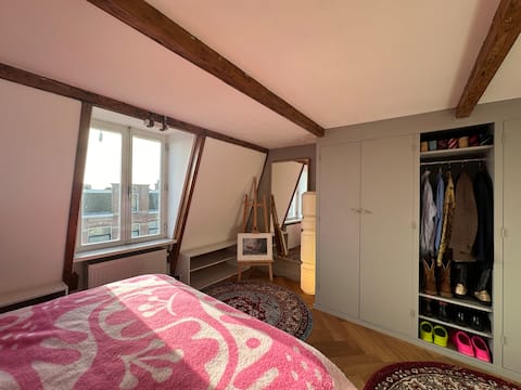 Popular Airbnb listing: Designer apartment in the centre in Staatsliedenbuurt