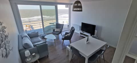 Top Airbnb: The blue hour - Beautiful apartment facing the sea in Blankenberge